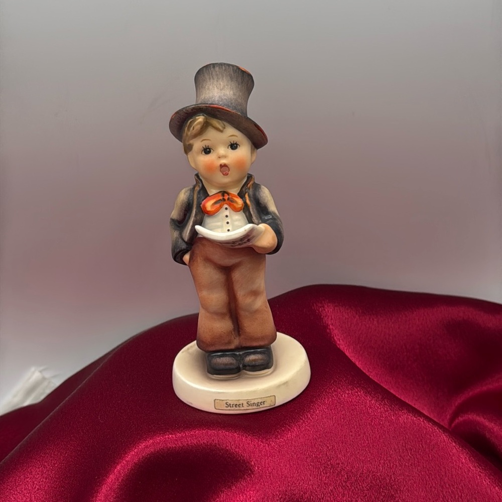 Hummel Figurine; “Street Singer” #131 TMK 3 1957-1964.